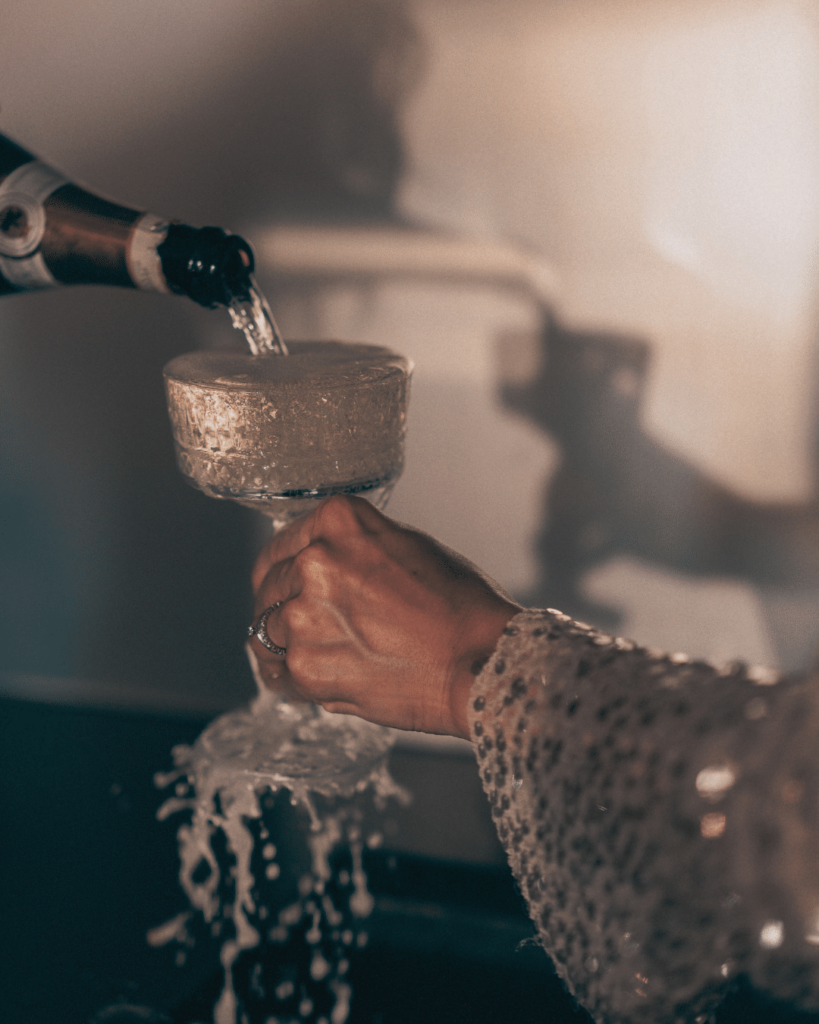 Champagner wird eingeschenkt - Feiern der Kundenergebnisse in ihrem erfolgreichen Online-Business